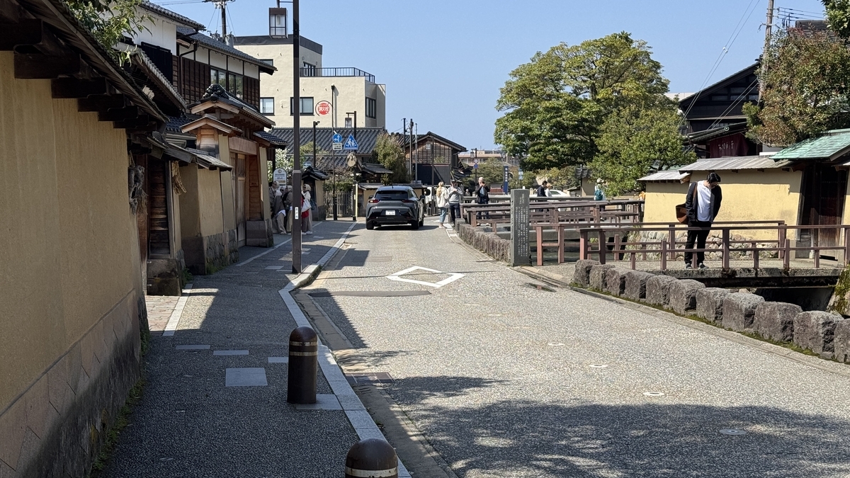 三の橋付近の用水沿いを観光客が歩く長町武家屋敷通り
