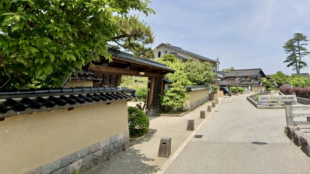 四の橋付近の土塀と用水沿いの落ち着いた通り