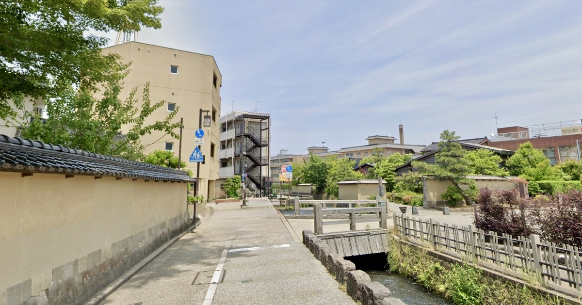 五の橋付近の用水路と土塀沿いの通り