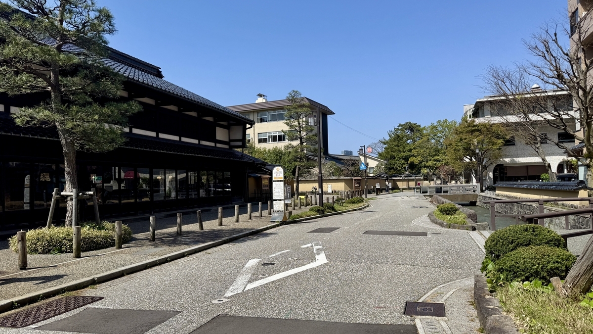 一の橋周辺の通りと金沢市老舗記念館付近の街並み