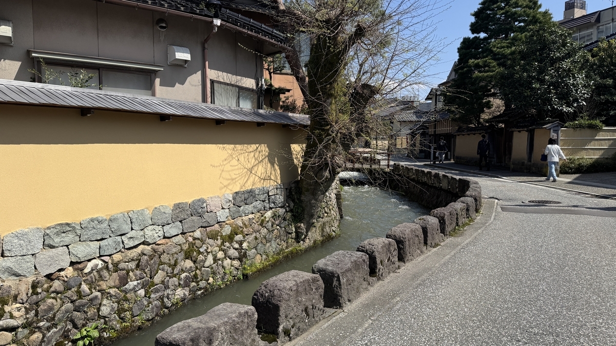 大野庄用水に沿って続く長町武家屋敷跡の土塀と石垣