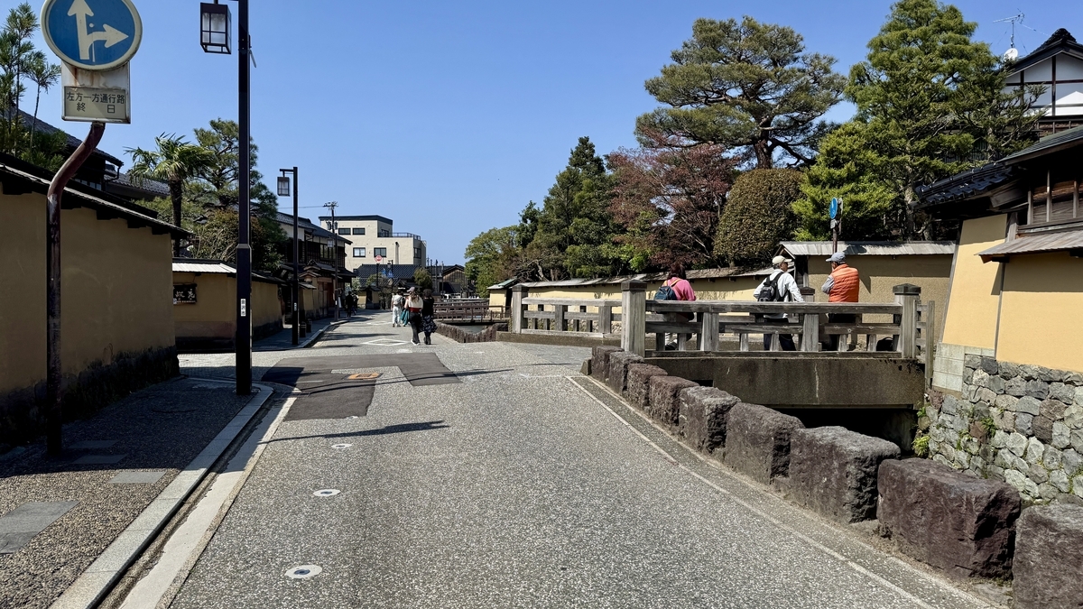 用水沿いに土塀と橋が続く長町武家屋敷通り