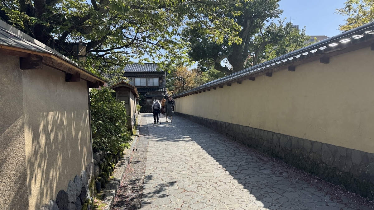 長町武家屋敷跡の土塀に囲まれた石畳の路地
