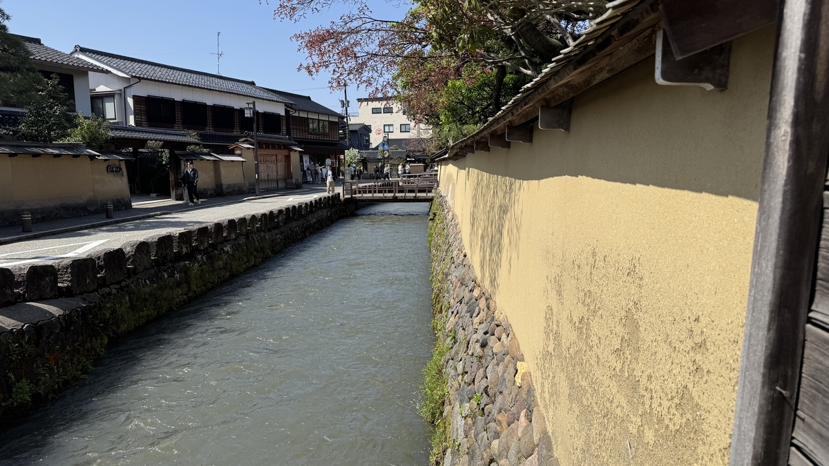 土塀と石垣の横を流れる長町武家屋敷跡の大野庄用水