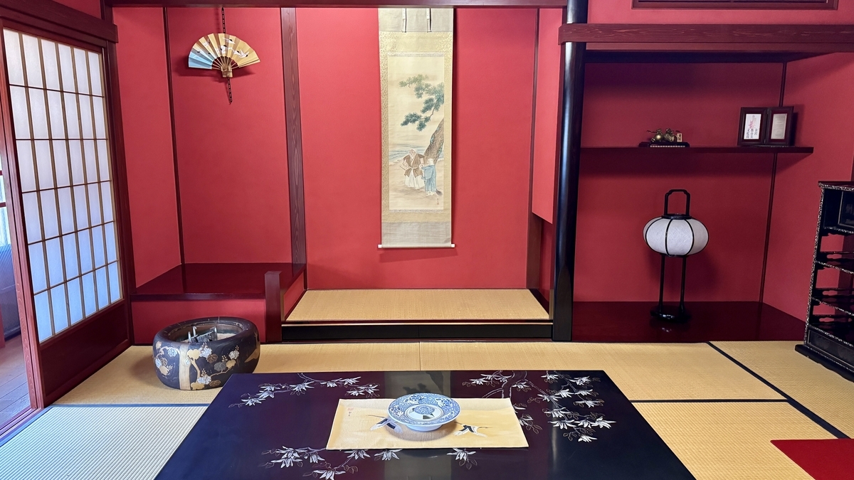 床の間と脇床を備えた真紅の茶屋座敷