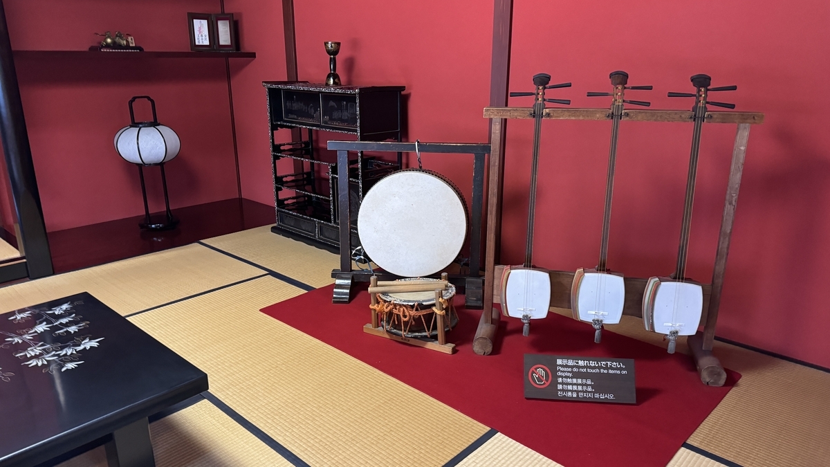 茶屋座敷に置かれた太鼓と三味線