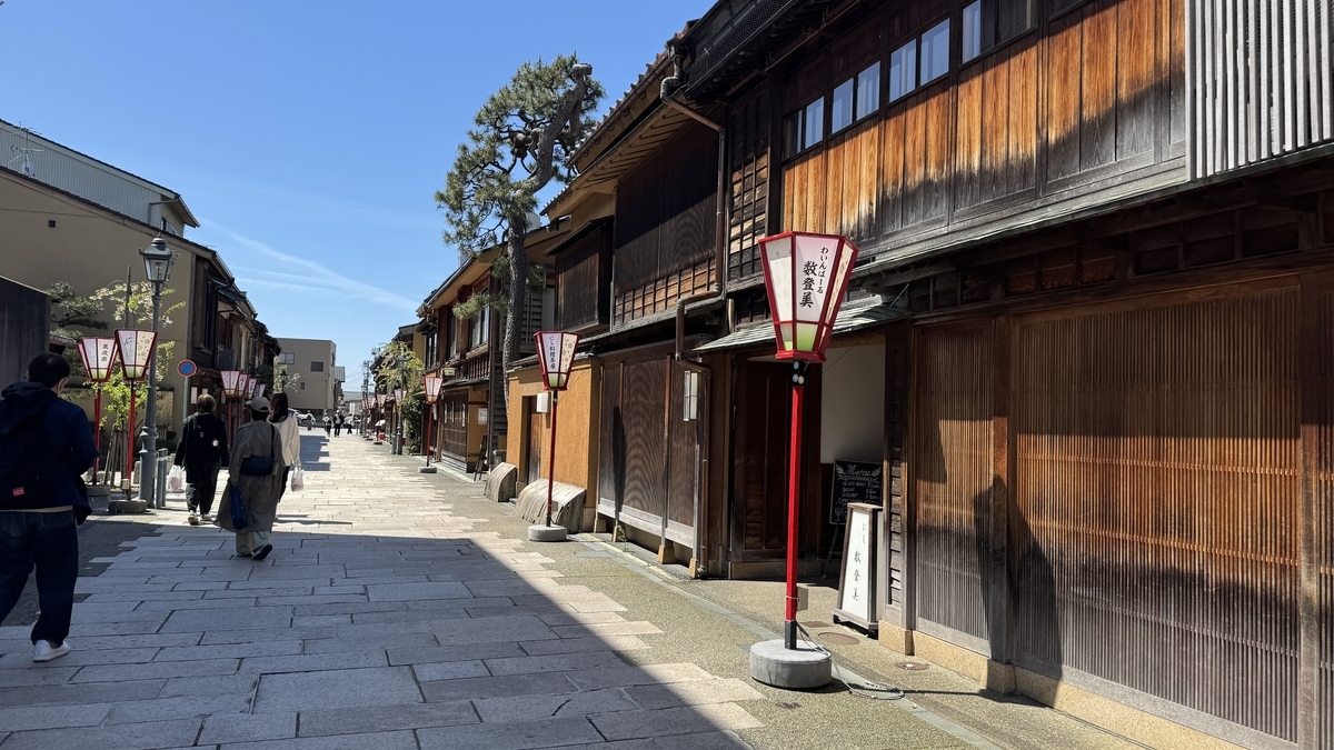 にし茶屋街の石畳と茶屋建築が並ぶ通り