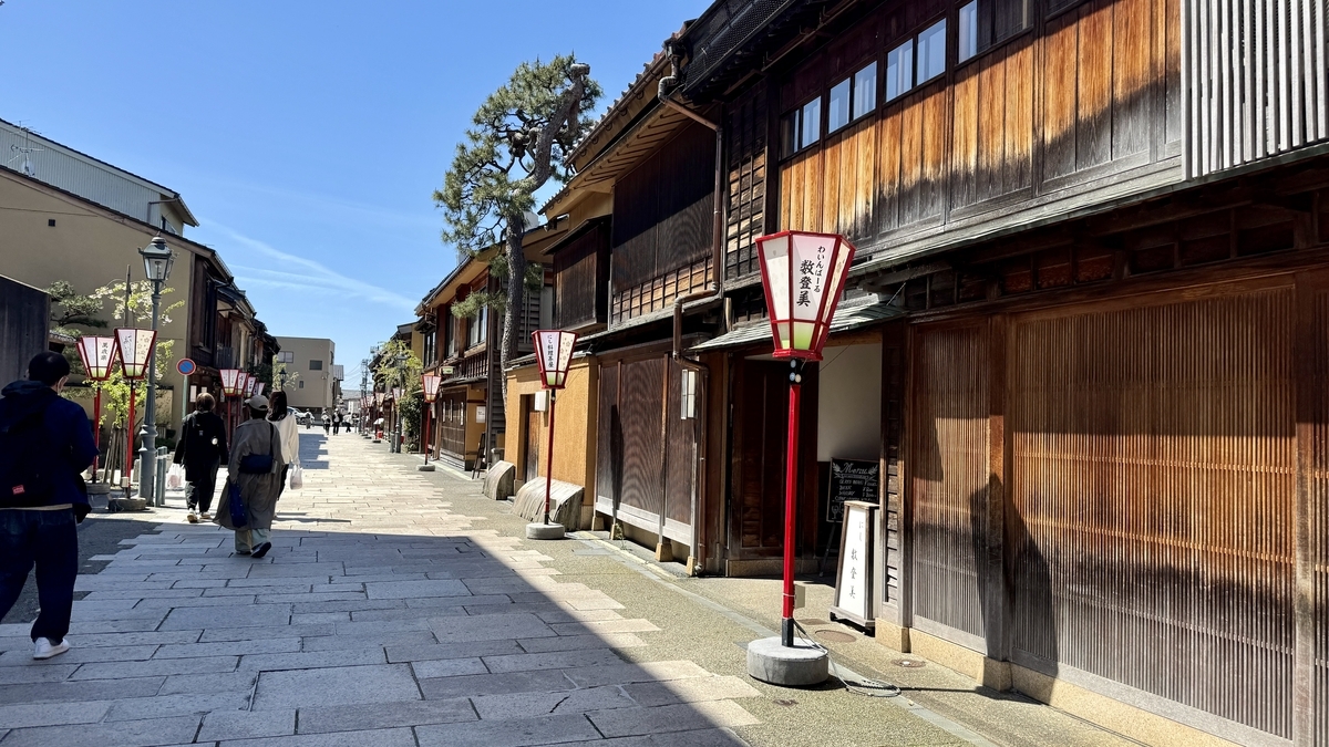 出格子の茶屋建築が続くにし茶屋街の通り