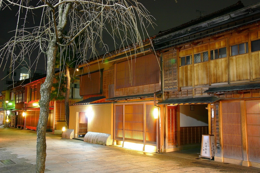 夜の明かりに照らされたにし茶屋街の茶屋建築