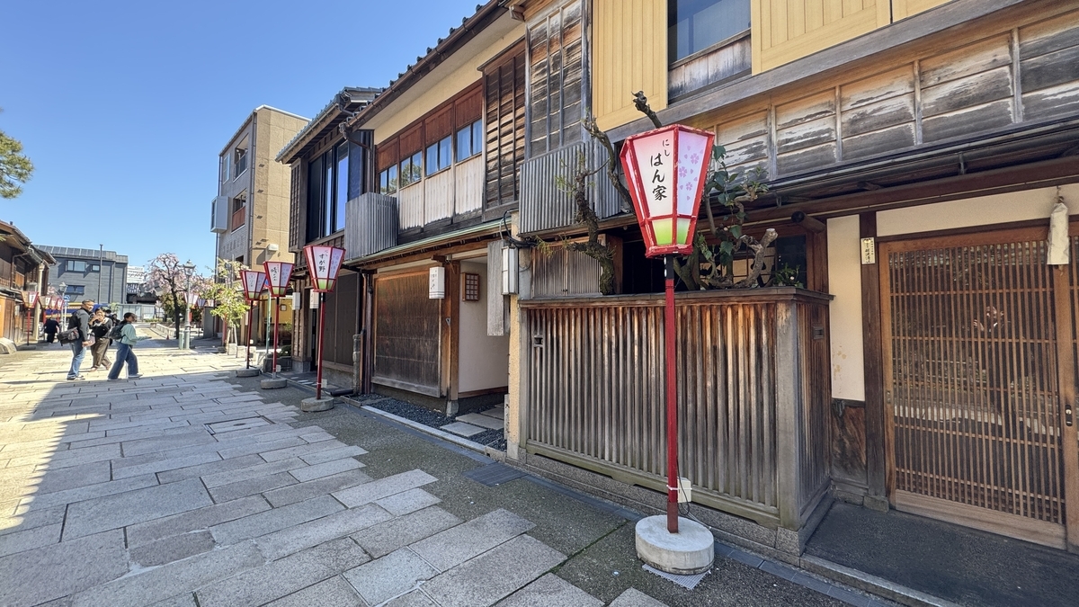 ばん莱の提灯が立つにし茶屋街の町家