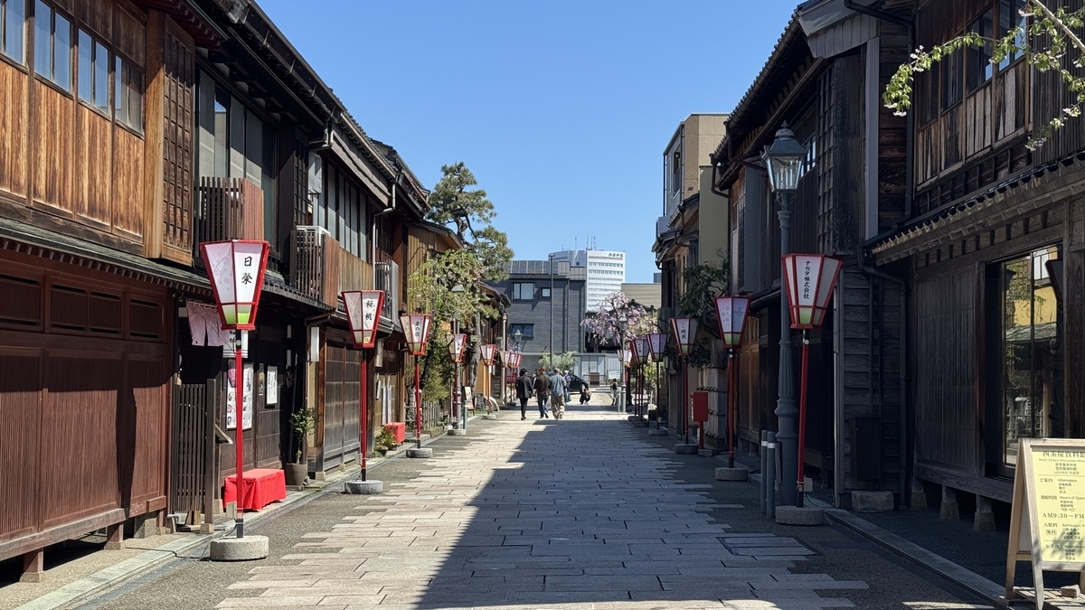石畳の先まで茶屋建築と提灯が続くにし茶屋街