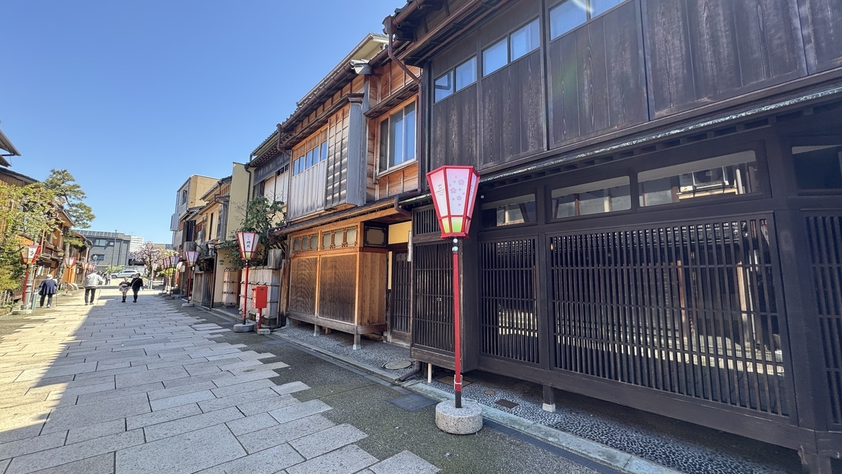 提灯が並ぶにし茶屋街の木格子の町並み
