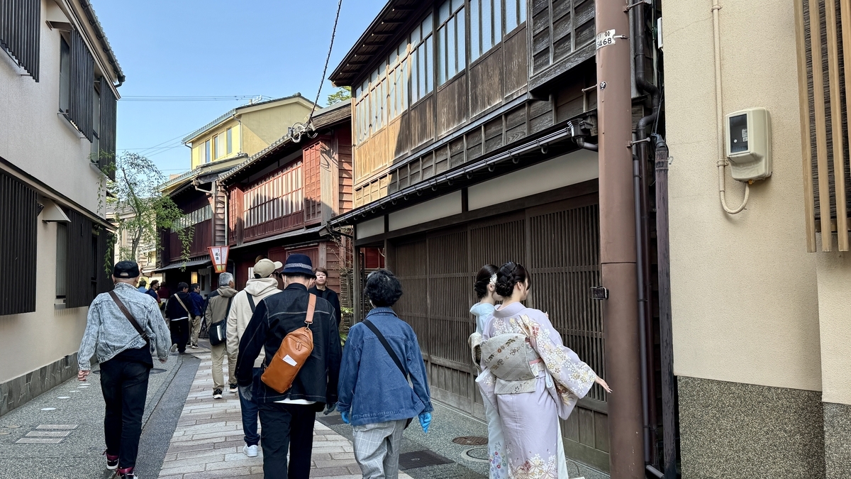 ひがし茶屋街の路地を歩く観光客と着物姿の人