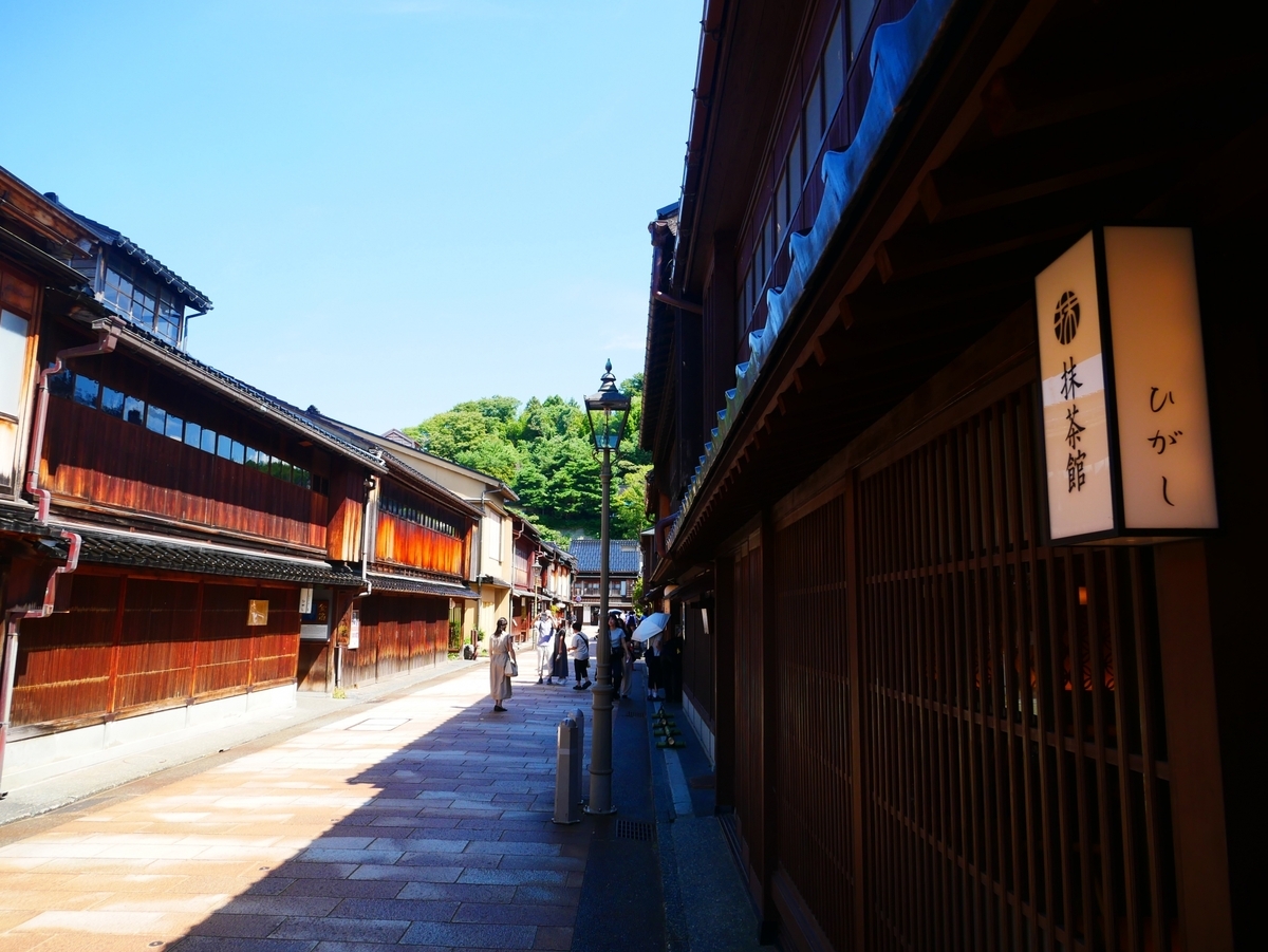 ひがし茶屋街にある抹茶館の行灯看板と茶屋建築