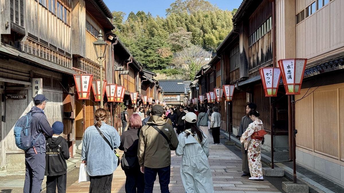 提灯が並ぶひがし茶屋街を歩く観光客と着物姿の人