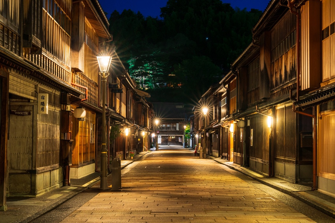 街灯が連なる静かな夜のひがし茶屋街