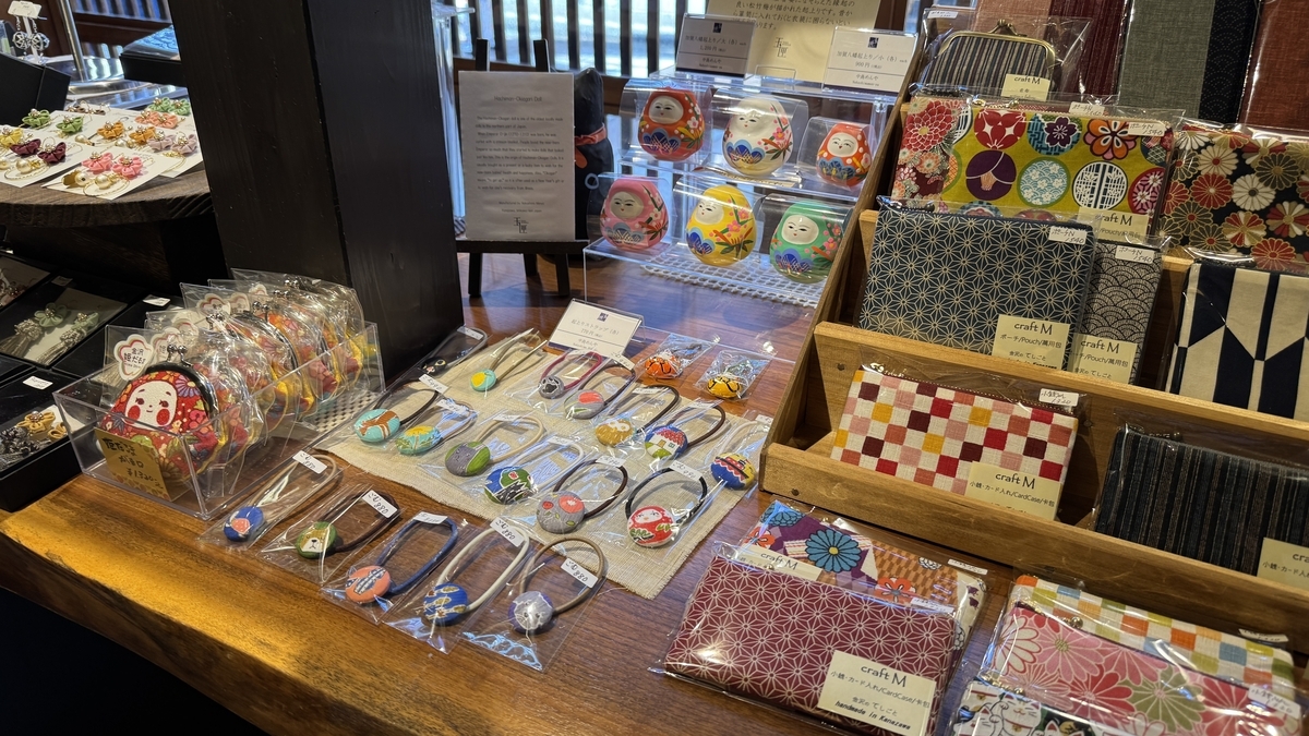 玉匣に並ぶだるまや和柄小物とアクセサリー