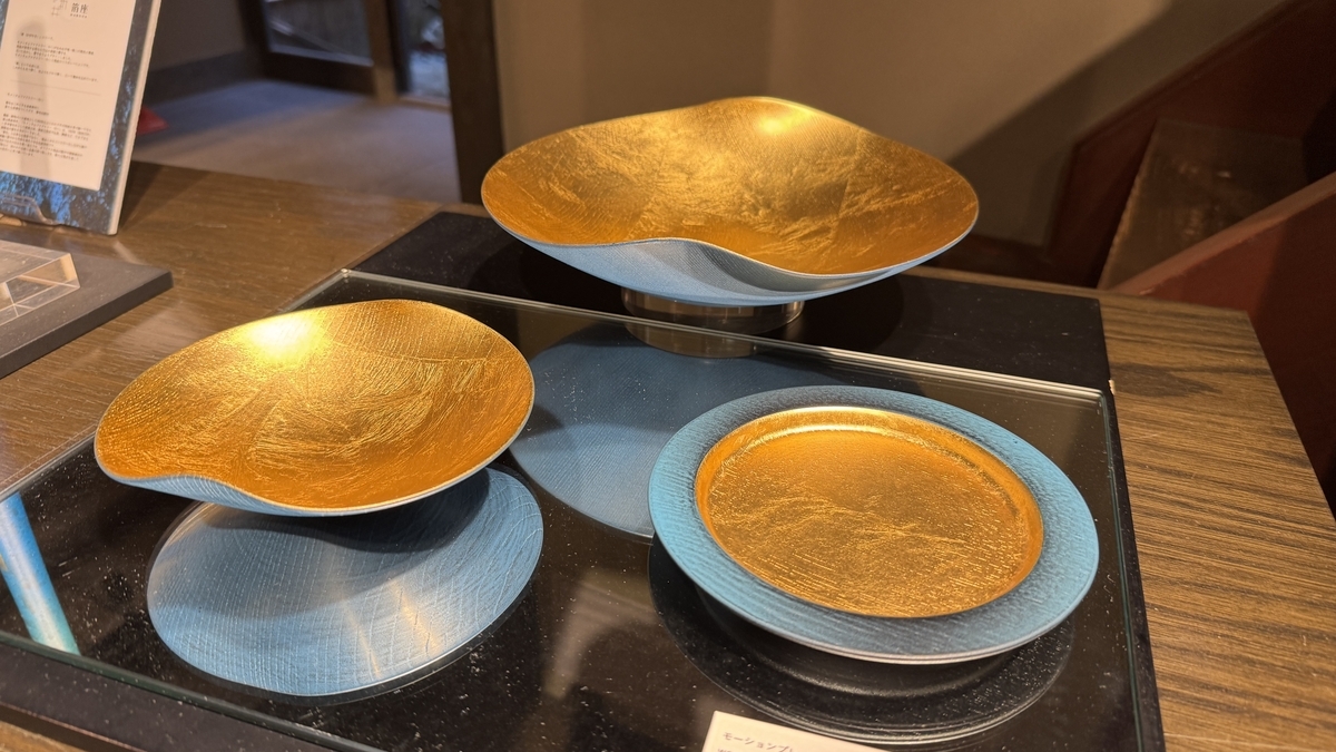 金箔が内側に輝く青い器の展示