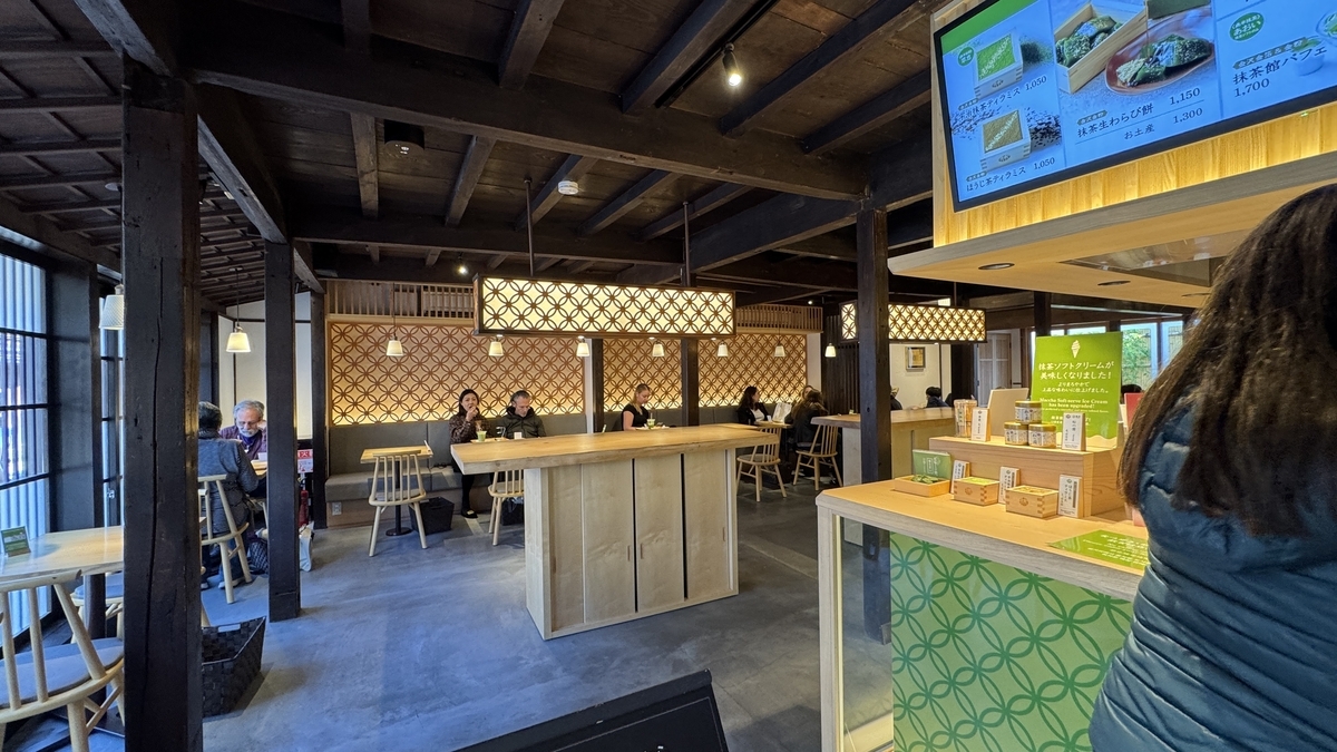 組子模様の照明がある抹茶館の店内