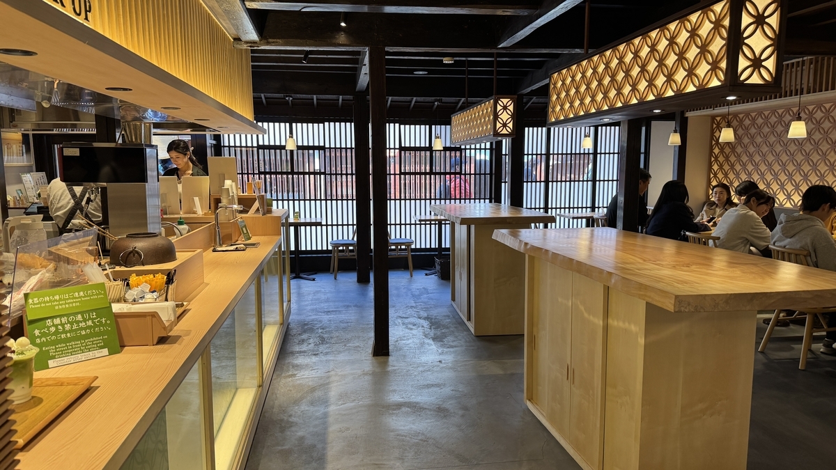 格子窓と木のカウンターがある抹茶館の客席