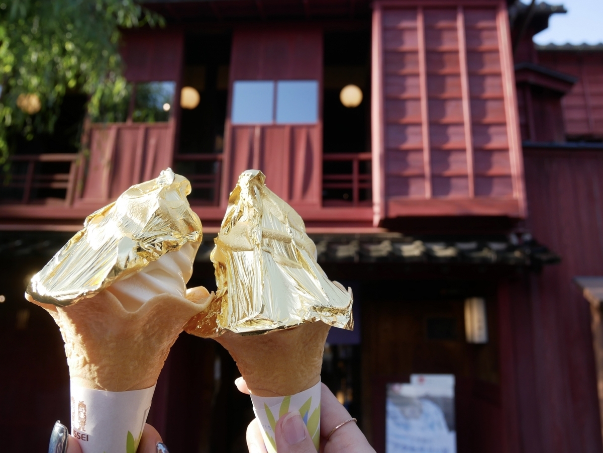 金箔をのせたソフトクリームをひがし茶屋街で持つ手元