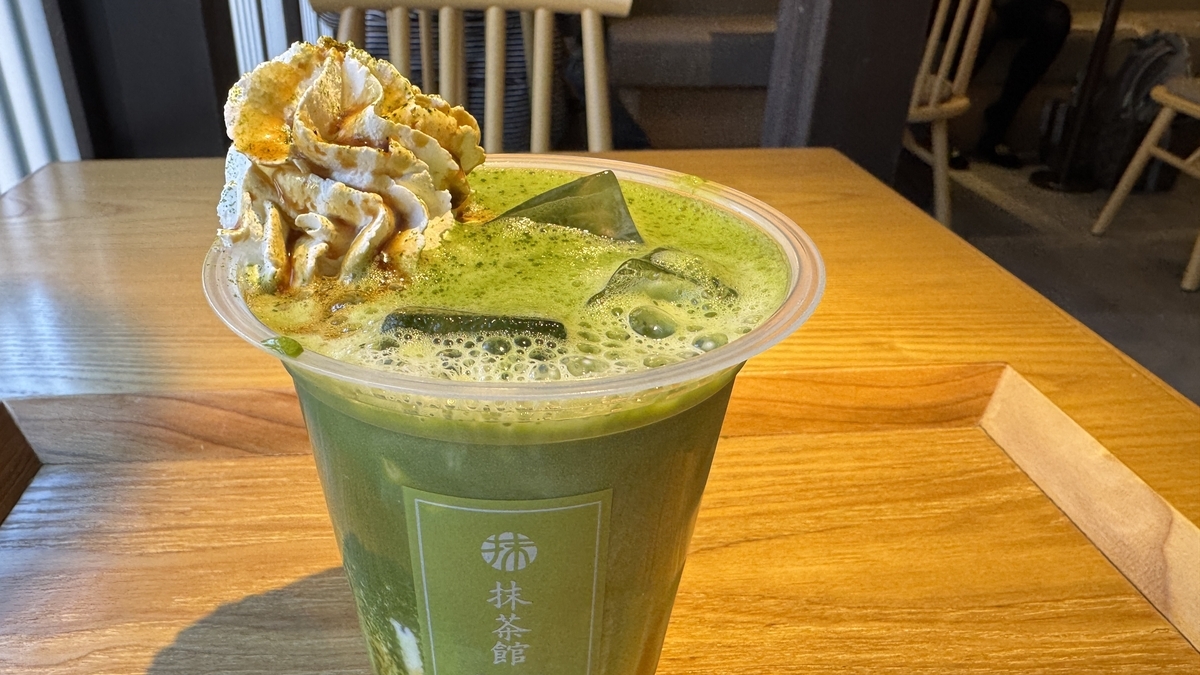 抹茶館の抹茶黒蜜ラテにホイップをのせたドリンク