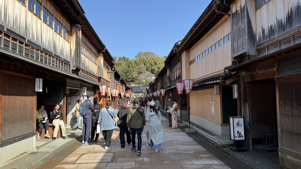 二階建ての茶屋建築が並ぶひがし茶屋街の表通り
