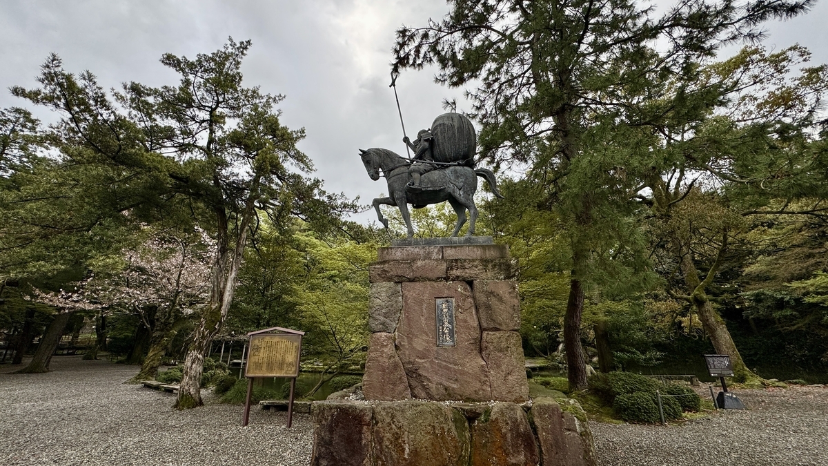 尾山神社境内に立つ前田利家公騎馬像