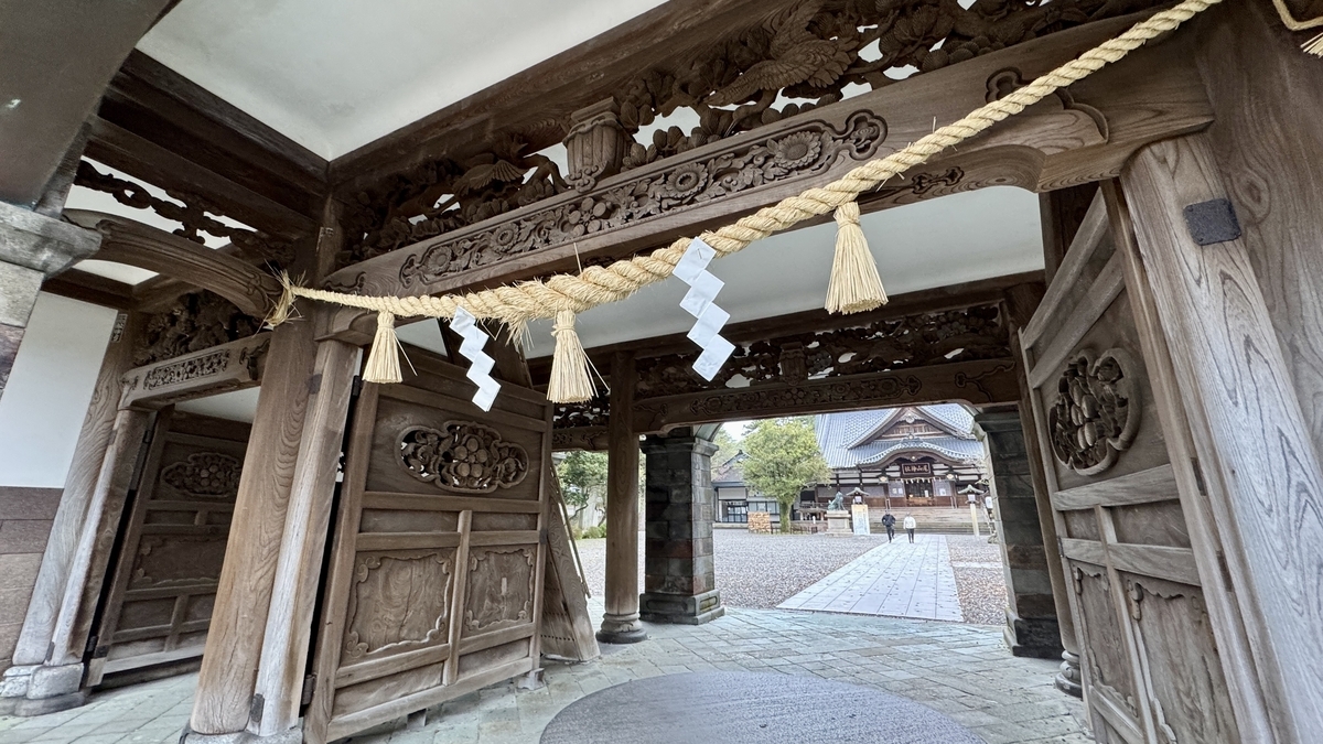 尾山神社神門内部の木彫り装飾と注連縄