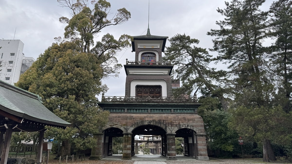 尾山神社境内側から見た三層の神門
