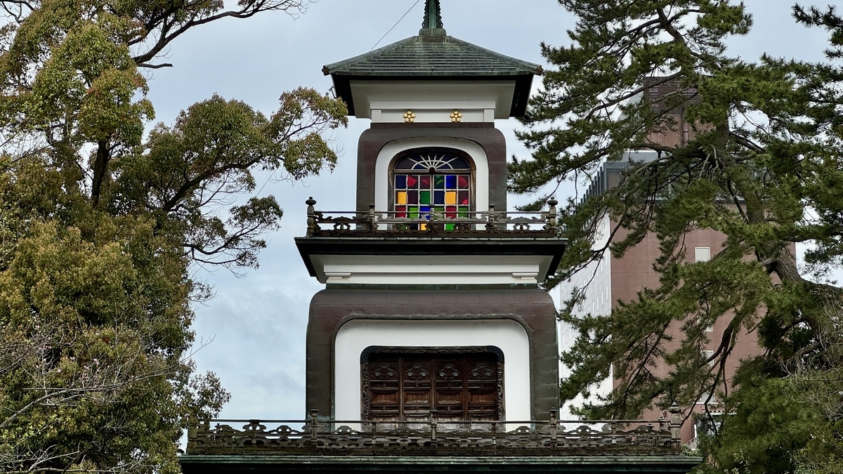 尾山神社神門三層目にはめ込まれた色ガラス