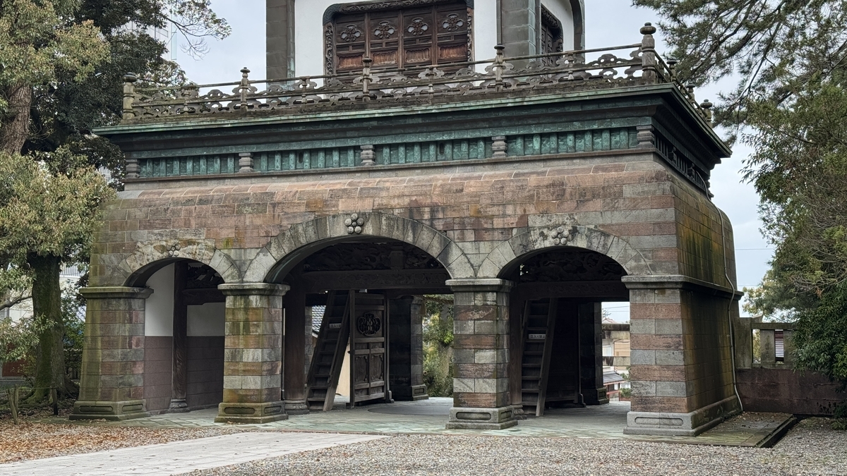 尾山神社神門一層目の石造りのアーチ