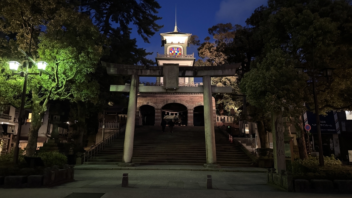 夜にライトアップされた尾山神社の神門と鳥居