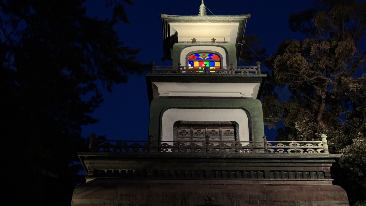 夜空に浮かぶ尾山神社神門の色ガラス