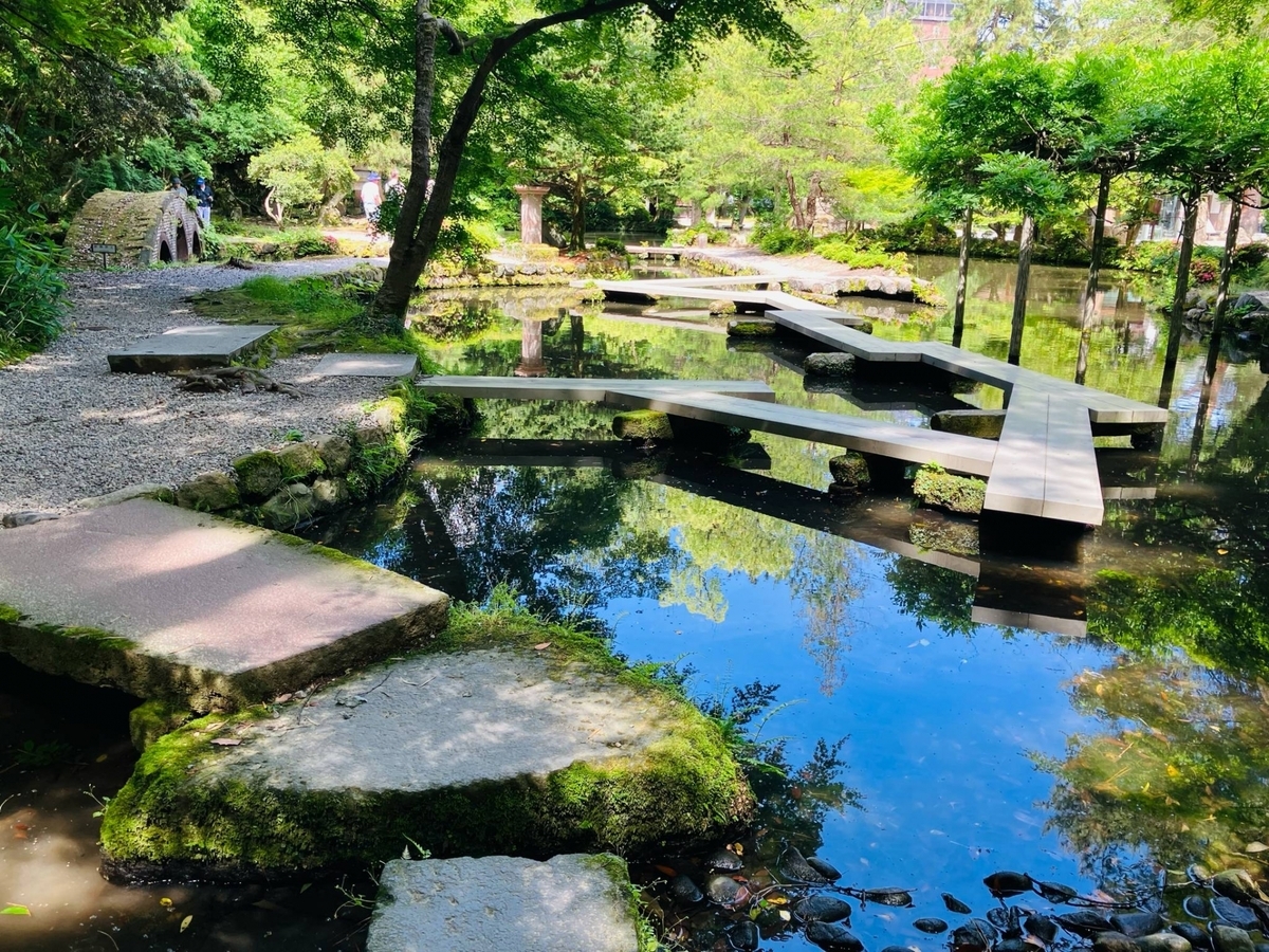 尾山神社神苑の池に架かる楽器を思わせる橋