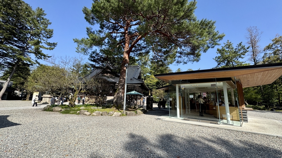 尾山神社境内に建つガラス張りの授与所