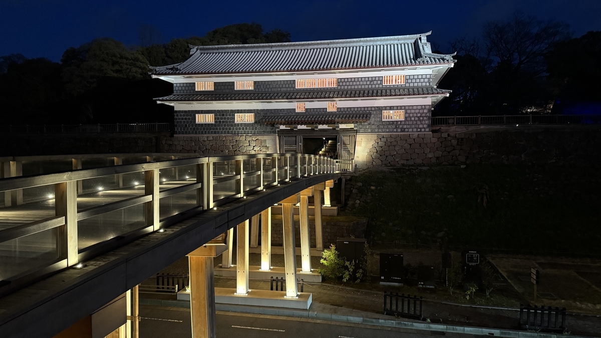 夜にライトアップされた金沢城の鼠多門と鼠多門橋