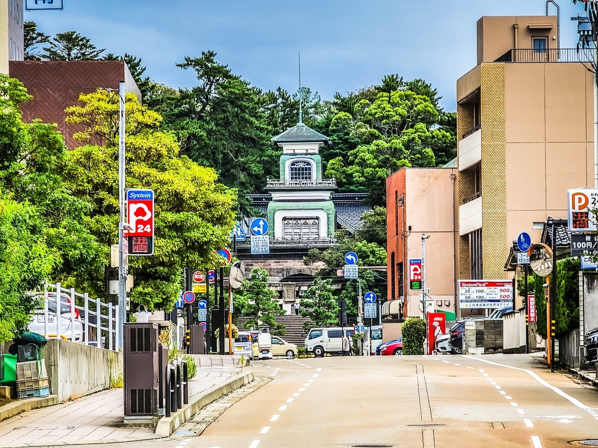 金沢の街路の先に見える尾山神社の神門