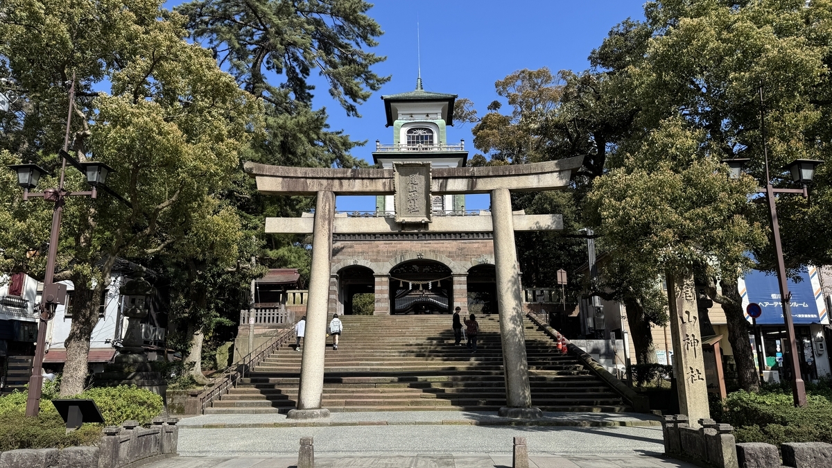 木々に囲まれた尾山神社の入口と神門