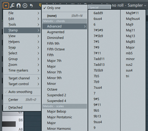 ピアノロール左上に設けられた▼マーク（Piano roll options）からStampsを選択した画面。コードやスケール、パーカッション用のノートをワンクリックで配置できる“スタンプ”が並んでいる。スタンプを選んでピアノロール上の任意の音階をクリックすると、その音階をルート音としたノートが入力される。今回はゴースト・ノート用のスケールを入力したが、パーカッション用のスタンプでフラムやロールなどを入力するのも便利だ