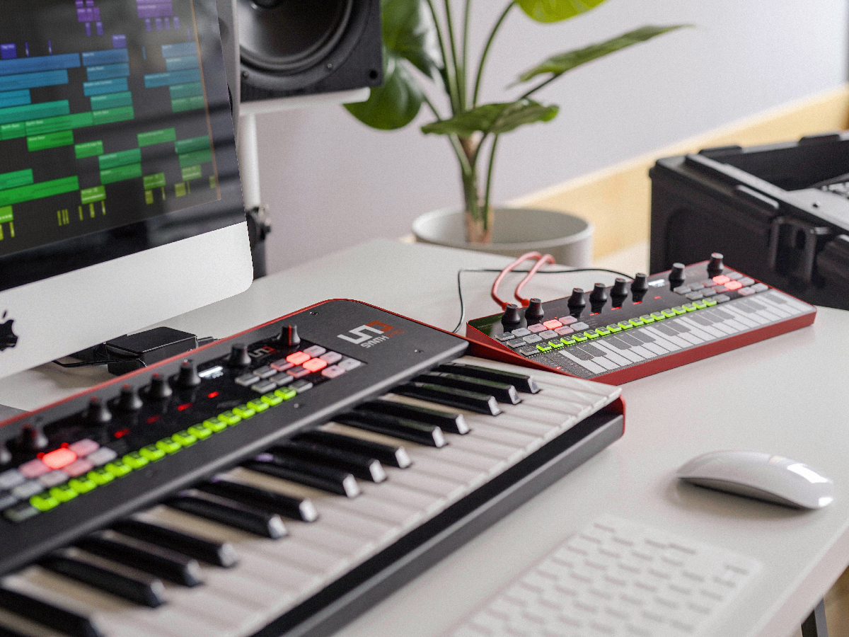 IK Multimedia UNO Synth Pro フルサイズ37鍵キーボード搭載