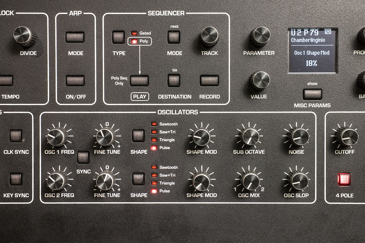 写真下がSEQUENTIAL Prophet Rev2のオシレーター・セクション。右下のOSC SLOPで揺らぎを調節できる。写真左上のアルペジエイターは、ランダム設定にしてリフを考える際などに活用しているそうだ
