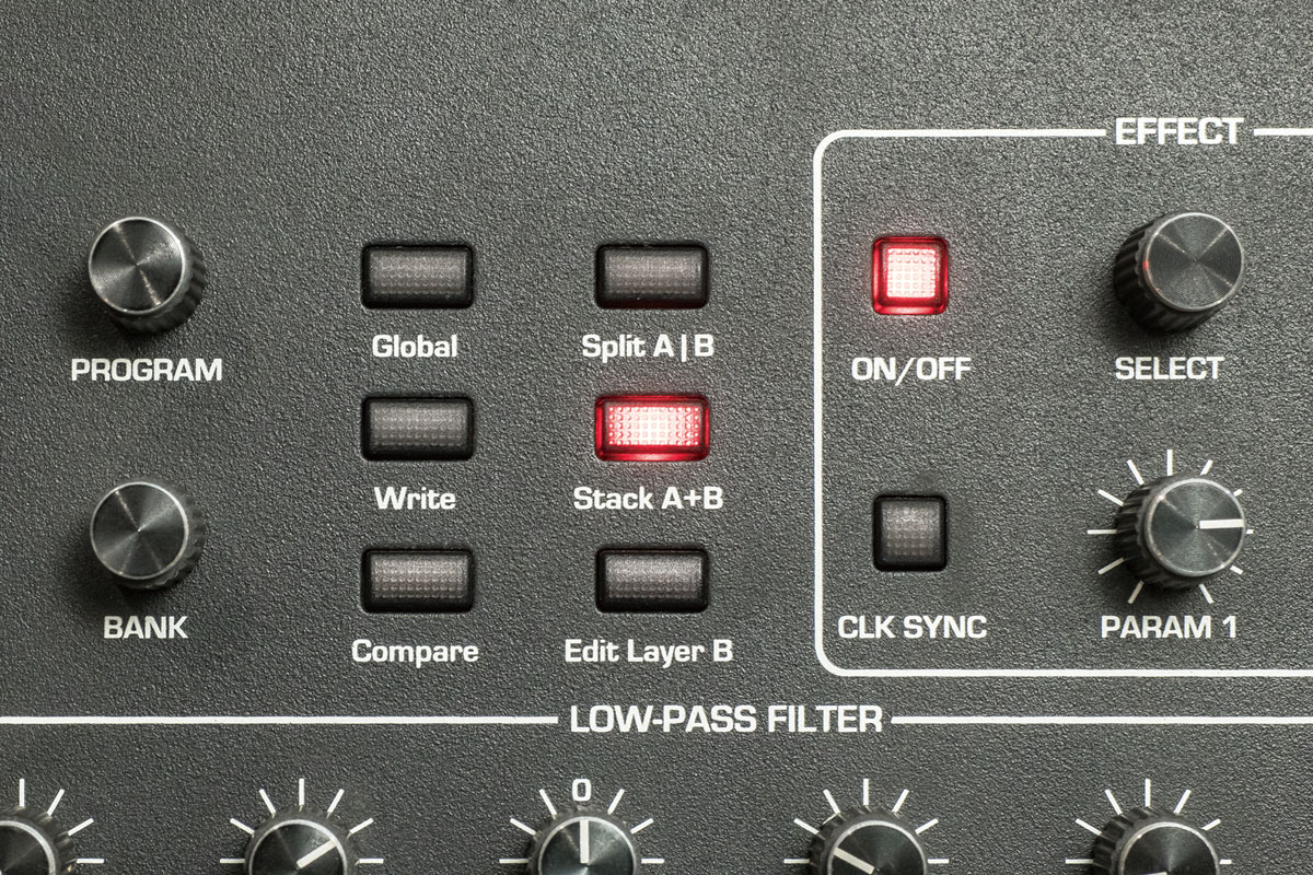 SEQUENTIAL Prophet Rev2は２つの音色を別々に調節できるバイティンバーを採用。写真中央のStack A+Bボタンを押すとスタック・モードになり、ミックスして鳴らすことでさらに複雑な音色を生み出すことができる