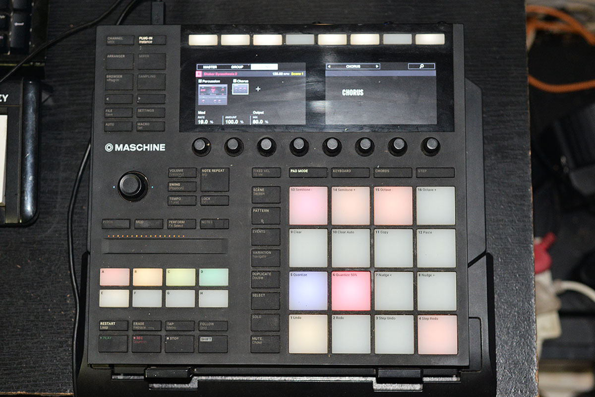 メンジーが必需品の一つと語るのは、ソフト／ハード統合型コントローラーNATIVE INSTRUMENTS Maschine MK3だ