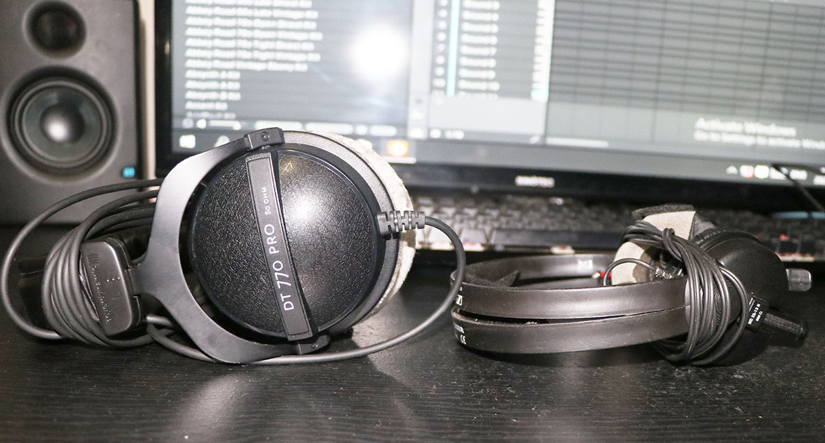 ミックス時は主にヘッドフォンで作業するという。左からBEYERDYNAMIC DT 770 Pro、SENNHEISER HD 25-13 II