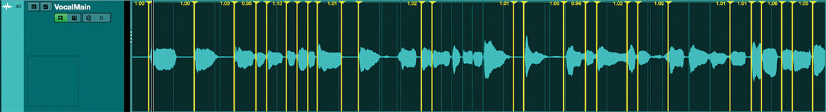 AudioWarpを使ってプロジェクトウィンドウ上でタイミングの調整をしている画面。フリーワープをオンにして、拍子の頭の位置をクリックするとワープ・マーカーが作成される。これを前後に移動させながらタイミングの調整をしていく