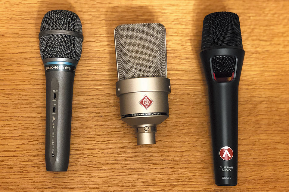 愛用マイク。写真左から、ライブで使っているコンデンサー・マイクAUDIO-TECHNICA AE5400、録音用のNEUMANN TLM 103、新しく導入したライブ向けのアクティブ・ダイナミック・マイクAUSTRIAN AUDIO OD505