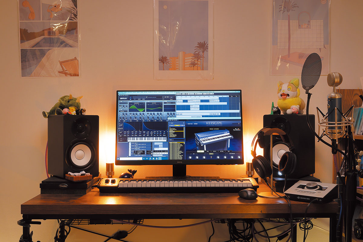 DAWはSTEINBERG Cubase ProのWindows版を使用。MIDIキーボードは、コンピューターとのBluetooth接続にも対応したKORG MicroKey Air-49をUSB接続で使っている