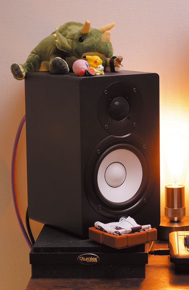 パワード・モニターのYAMAHA HS5。500Hz以下の反射を抑えるROOM CONTROLスイッチ（リア・パネル）は－２dBに設定されていた。HS5は最近導入したもので、自身でミックスをしないことから、従来は主にヘッドフォンでモニターしていたそう