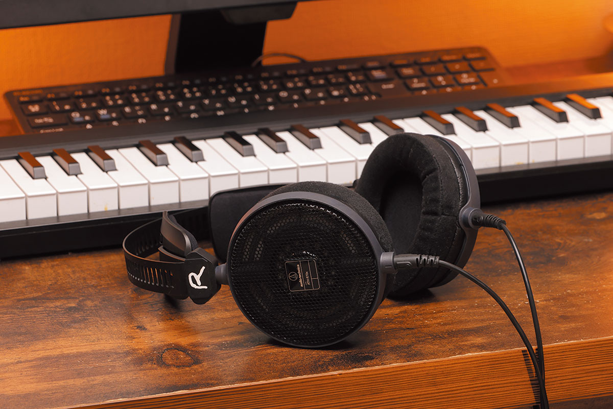 愛用のオープン型ヘッドフォン、AUDIO-TECHNICA ATH-R70X。HS5導入前のメイン・モニターだ